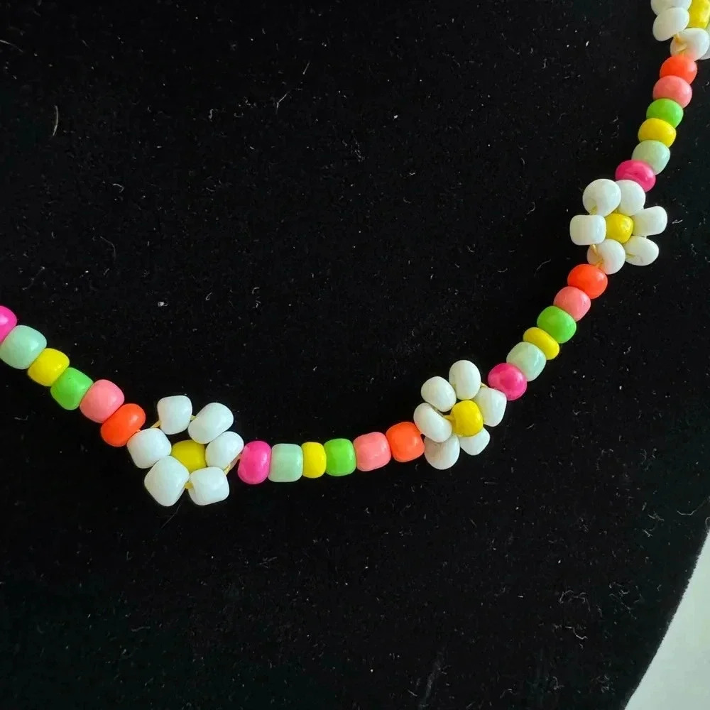 Colorfull Daysi Flowers Beads Necklace - Picture 3 of 7